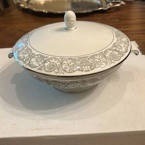 Rosenthal Leonardo Pattern Covered Vegetable Dosh with Platinum Trim Germany
